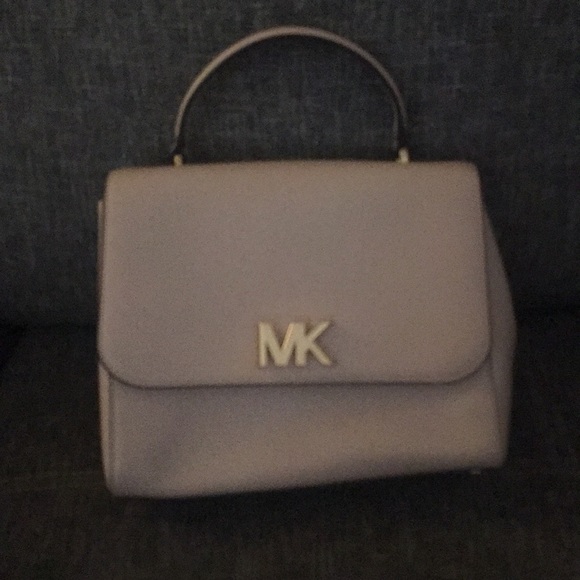 A pink purse - Picture 1 of 4